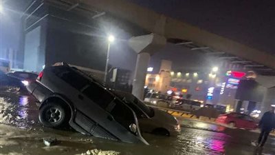 ابتلاع سيارة ملاكي بسبب هبوط أرضي نتيجة الأمطار بالتجمع الخامس