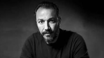 طارق لطفي يُقدم المشروبات الساخنة للصحفيين أثناء عزاء والدته في موقف إنساني ليصبح حديث السوشيال ميديا