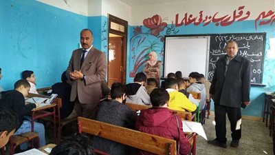 مدير تعليم المنوفية يتابع امتحانات صفوف النقل بإدارة شبين الكوم التعليمية