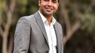 الأب الروحي.. طلاب علوم الأزهر ينظمون ممرًا شرفيًا للدكتور محمود الهادي أستاذ الفيزياء | صور وفيدو