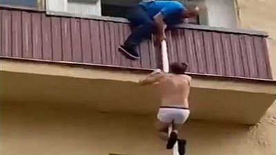 رجل يضبط زوجته تخونه بمنزلهما.. شاهد ماذا فعل العشيق (فيديو)