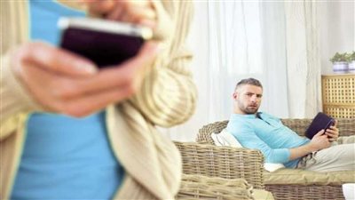 شاب يكتشف خيانة زوجته وإدمانها الأفعال غير الأخلاقية