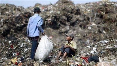 بحثا عن الطعام.. طفلة تختفي تحت قمامة ارتفاعها 30 مترا