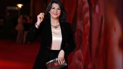 ضيف يحضن منى الشاذلي على الهواء.. فيديو