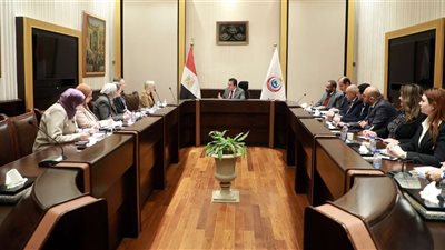 وزير الصحة يبحث مواصلة العمل على إنجاز مشروعات القطاع الصحي