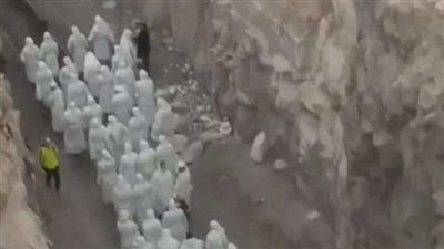 بملابس بيضاء..عشرات الأشخاص يثيرون جدلا تحت هضبة المقطم.. ما القصة؟