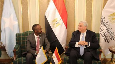 وزير التعليم العالي يبحث مع نظيره الصومالي سُبل التعاون المُشترك