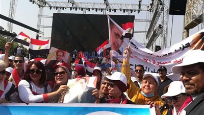 احتشاد الجماهير أمام المنصة للاحتفال بنصر أكتوبر (صور)