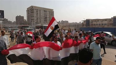 بالصور.. مواطنون يدعمون الرئيس في ذكرى أكتوبر من أمام النصب التذكاري