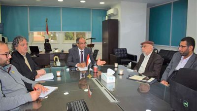 نائب وزير الإسكان يلتقي مسئولي مركز بحوث الصحراء وإحدي شركات القطاع الخاص