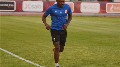 أجايي يؤدي تدريبات منفردة على هامش تدريبات الأهلى