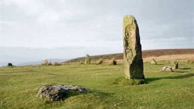 صورة مثيرة ترصد كوكبي المشتري وزحل فوق هيكل أسطوري من العصر البرونزي