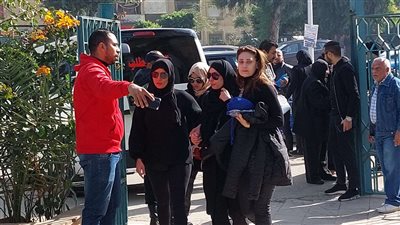 عاجل.. وصول جثمان والد ريم البارودي مسجد السلام|صور