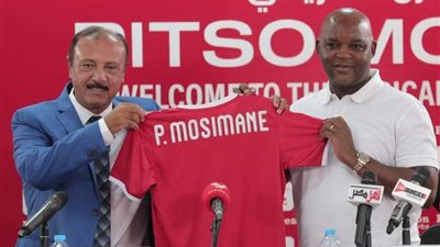 محسن صالح يهدي موسيماني قميص الأهلي في نهاية المؤتمر