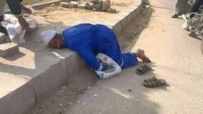 شهيد لقمة العيش.. وفاة عامل نظافة على الرصيف