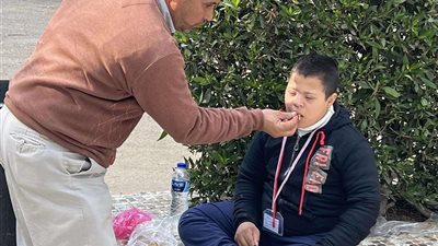 المدرس صاحب صورة إطعام تلميذ من ذوي الهمم: ده واجبي