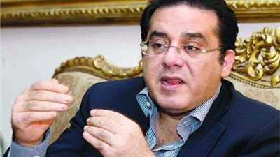 محمد الباز: أيمن نور مصاب بسعار جنسي ويضع كاميرات في غرف المذيعات