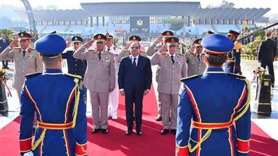 الرئيس السيسي يضع أكاليل الزهور على النُصب التذكاري لشهداء حرب أكتوبر