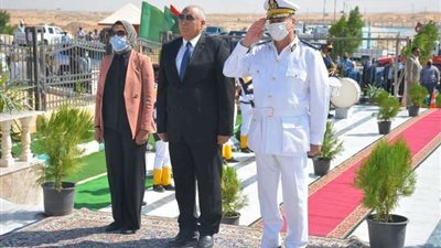 في ذكرى نصر أكتوبر.. محافظ الوادي الجديد يضع إكليل الزهور على النصب التذكاري للشهداء