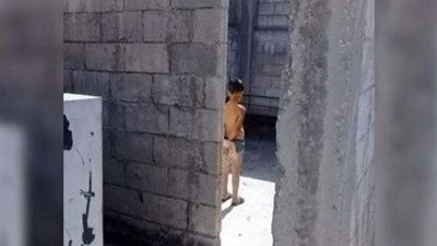 سيدة تدهن جسد ابن زوجها بـ 