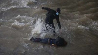 بطريقة وحشية.. ضابط شرطة يلقي شاب من أعلى جسر أثناء المظاهرات