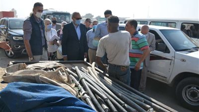 محافظ القليوبية يضبط شخص أثناء سرقة كابلات الكهرباء في مسطرد