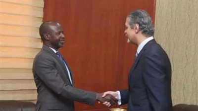 سفير مصر بالسودان يلتقى بعضو مجلس السيادة الانتقالي