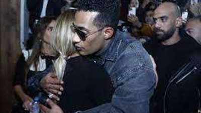 بالصور .. محمد رمضان يوسي ريم البارودي بالأحضان في عزاء والدها