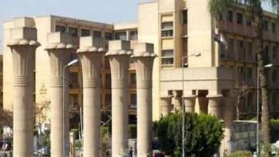 رئيس جامعة عين شمس يلتقي بعائلة 