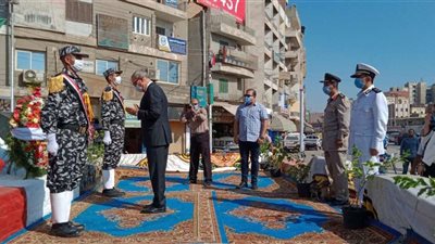 محافظ القليوبية يضع أكليل الزهور على قبر الجندي المجهول ببنها