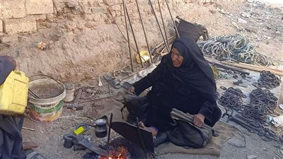 مشقة من نوع خاص.. أقدم حدادة في قنا: 10 أعوام أنفخ في النار لمساعدة زوجي