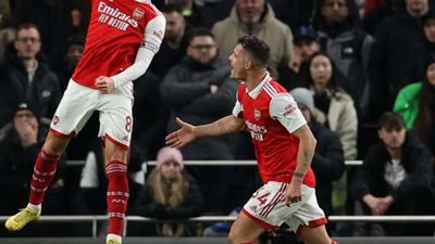 الدوري الإنجليزي .. أرسنال يتفوق علي توتنهام  بثنائية في الشوط الأول