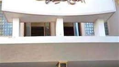 الحكم بالمشدد 10 سنوات على متهم بقتل شخص وإصابة اثنين آخرين