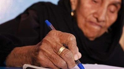 سيدة بالمنوفية تبلغ من العمر 87 عامًا تخوض امتحان تجاوز محو الأمية