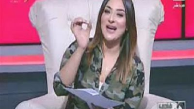 مذيعة تطل على الهواء بالزي العسكري.. فيديو