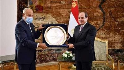 الرئيس السيسي يتسلم 