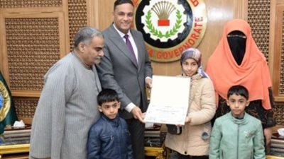 أعادت 100 ألف جنيه.. محافظ الدقهلية يمنح الطالبة 