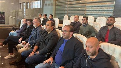 فيتوريا و ميكالي يشاهدان مباراة الأهلي أمام سموحة من مدرجات استاد القاهرة..شاهد