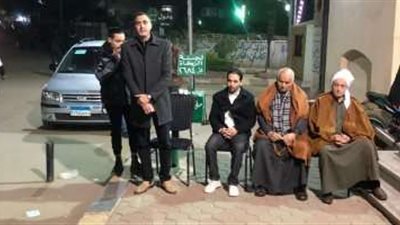 أسرة الشاعر الراحل ناصر الجيل تتلقى العزاء بحضور  بعض الأقارب .