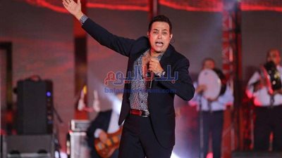 حكيم يتألق بالغناء بحفل الجلالة بـالأغاني الوطنية احتفالا بالسادس من اكتوبر .. صور