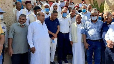 وزير الري يعقد جلسة نقاشية مع مشايخ القبائل بواحة سيوة للإطلاع على أبرز المشاكل التي تواجههم