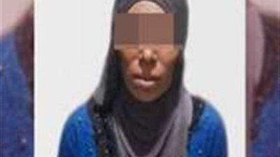 سيدة تُلقي بطفلها الرضيع في 