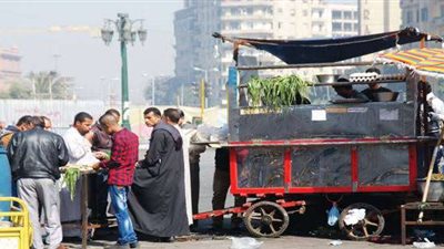 إصابة 44 طالبا بالتسمم إثر تناولهم طعام من الباعة الجائلين بالجيزة