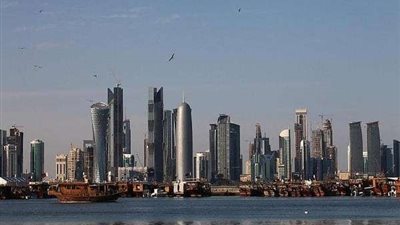 رهينة سابق يتهم بنكًا قطريًا بتمويل مستشفيات الإرهابيين