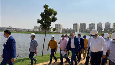 وزير الإسكان يتفقد الموقف التنفيذى لمشروع تطوير 