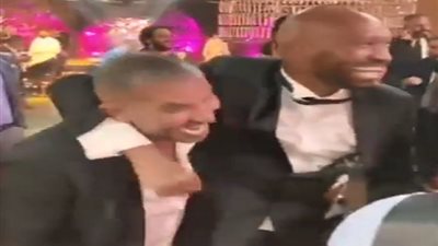 وصلة رقص بين أحمد سعد وشيكابالا بحفل زفاف عضو الزمالك السابق.. فيديو