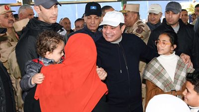 بالصور .. الرئيس السيسي يلتقي عددا من أسر وأهالي الطلبة المستجدين بالأكاديمية العسكرية