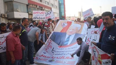 عمال نادي الزمالك يقومون بوقفة تضامنية لدعم مرتضى منصور