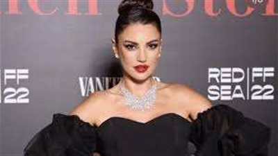 سيلفي باللون الأسود درة تخطف القلوب في إطلالة شتوية باللون الأسود