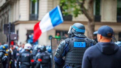 الإحتجاجات تضرب فرنسا.. إغلاق للمدارس و شلل تام بحركة المواصلات